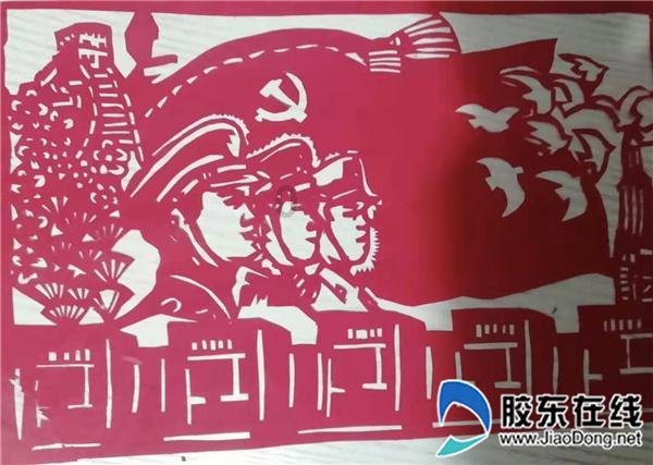 近日,贵州铜仁玉屏,六十余人自驾返乡途中因大雪被困,老乡热情邀请来家中吃饭。